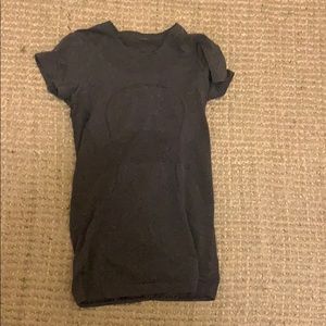 Grey lululemon fitted short sleeve shirt
